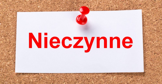 Napis czerwonym drukiem na białym tle: NIECZYNNE
